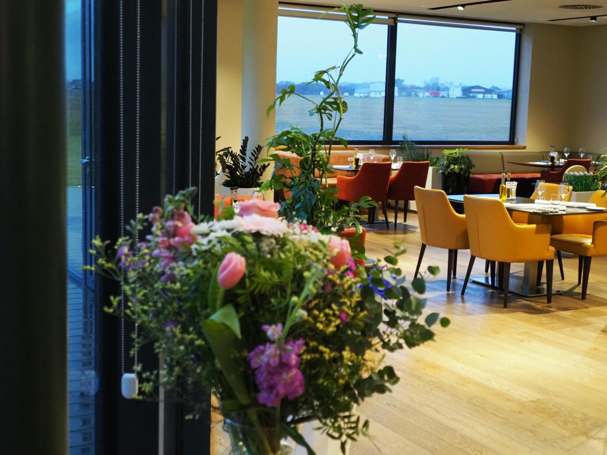 Mg Restaurace/Luxury Apartments Mladá Boleslav Екстериор снимка