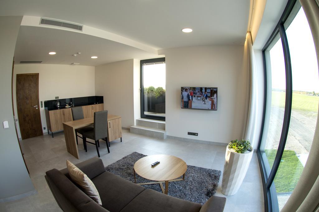Mg Restaurace/Luxury Apartments Mladá Boleslav Екстериор снимка