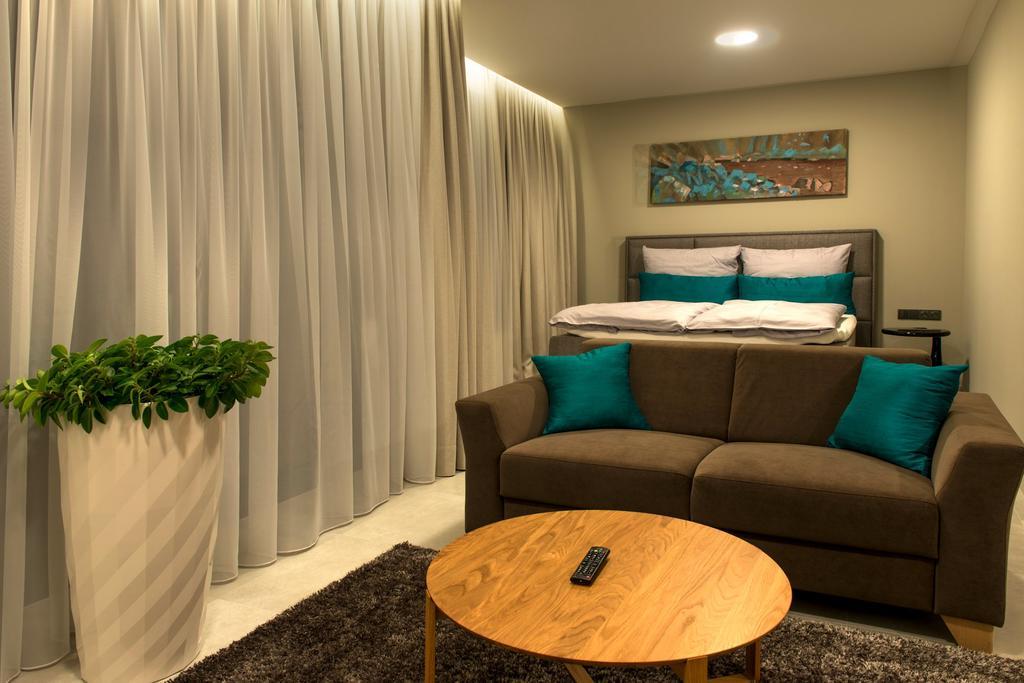 Mg Restaurace/Luxury Apartments Mladá Boleslav Екстериор снимка